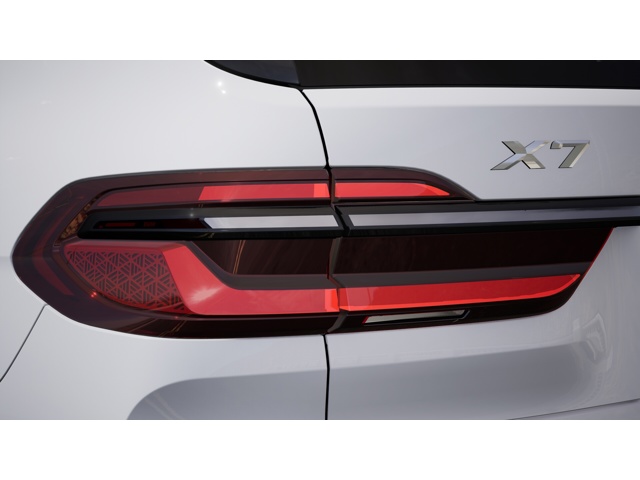 2027 BMW X7 40i - Photo 8