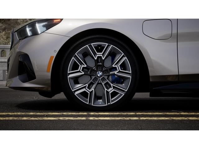 2027 BMW 5 Series 550e - Photo 7