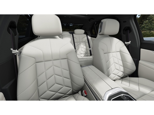 2025 BMW 7 Series 750e - Photo 11